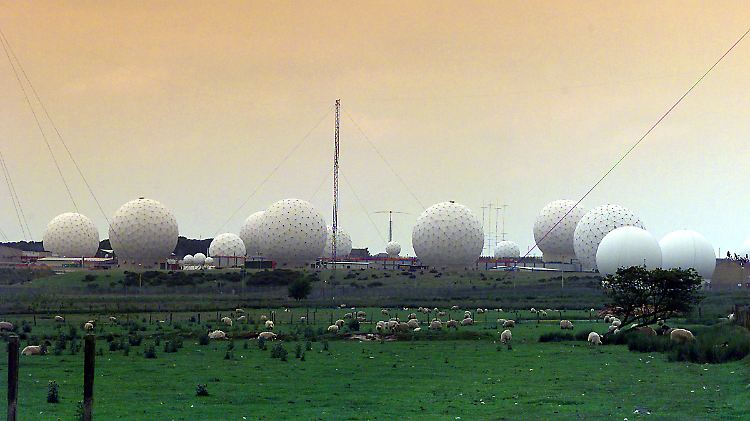 Die britische Luftwaffenbasis Menwith Hill. Von hier aus hört die NSA mit.