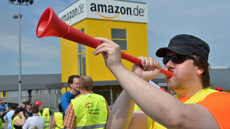 Amazon-Mitarbeiter streiken vor dem Logistik-Center des Internet-Händlers in Bad Hersfeld