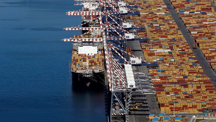 Ein Containerschiff im italienischen Hafen Gioia Tauro.
