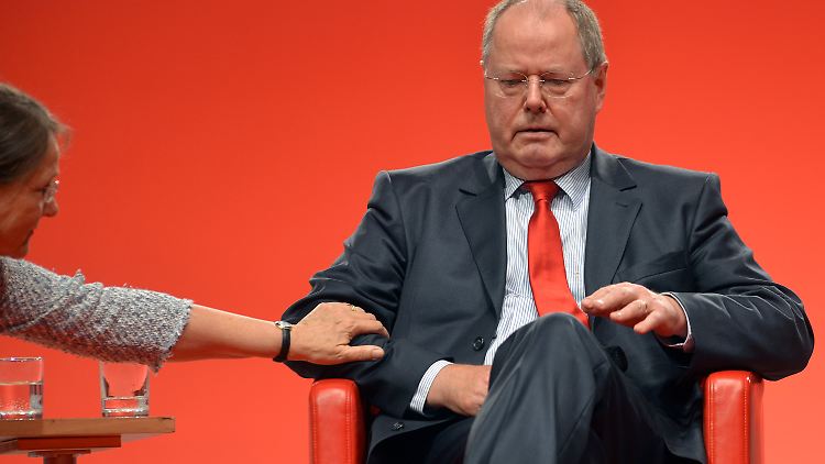 Steinbrück wird von Ehefrau Gertrud getröstet.