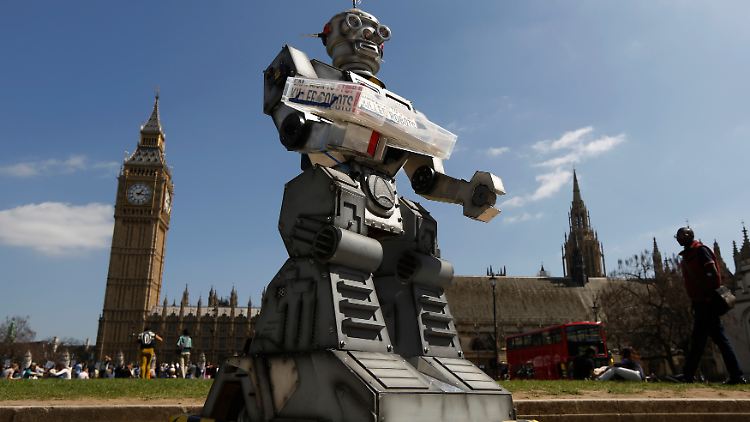 Mit einem solchen Roboter-Modell setzten sich Aktivisten 2013 in London für ein Verbot von Killer-Maschinen ein.