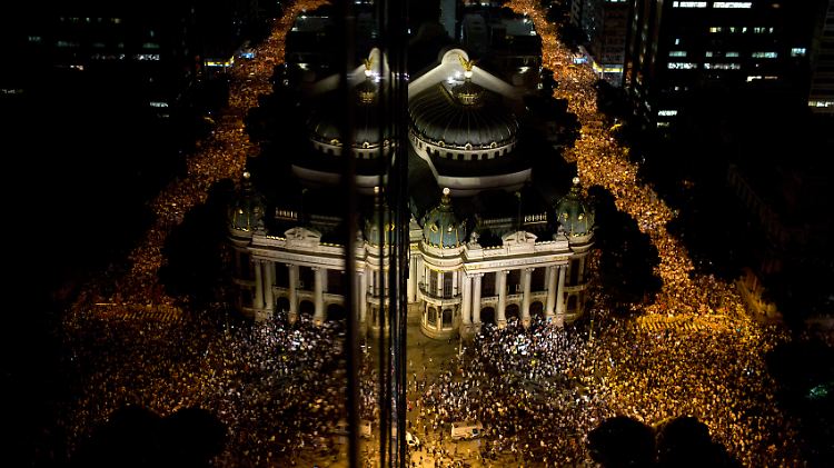 In Rio gingen bis zu 100.000 Menschen auf die Straße, um gegen die Korruption zu demonstrieren.