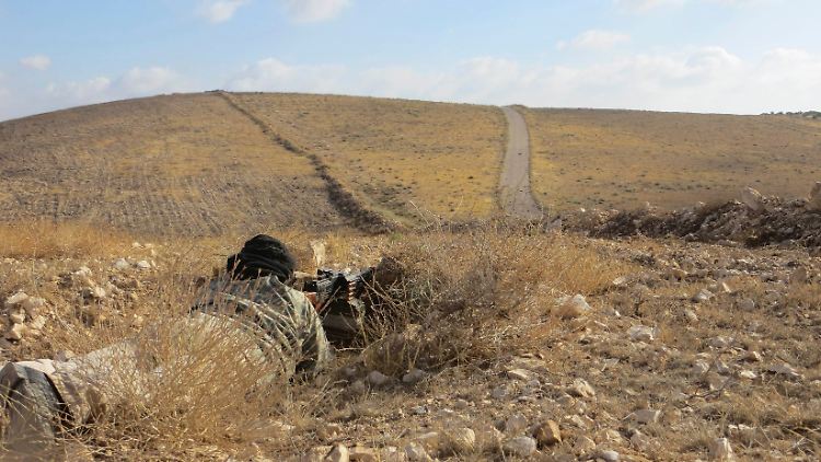 Friedliche Hügel in einer uralten Landschaft: Im Gestrüpp hat ein Kämpfer der "Freien Syrischen Armee" mit seinem schweren Maschinengewehr Stellung bezogen - der Konflikt droht sich auszuweiten.
