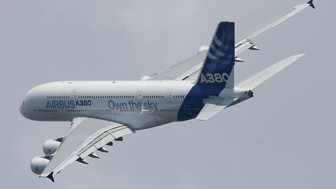 2013-06-17T205409Z_992117709_GM1E96I0DJX01_RTRMADP_3_AIRSHOW.JPG2483364395557774498.jpg