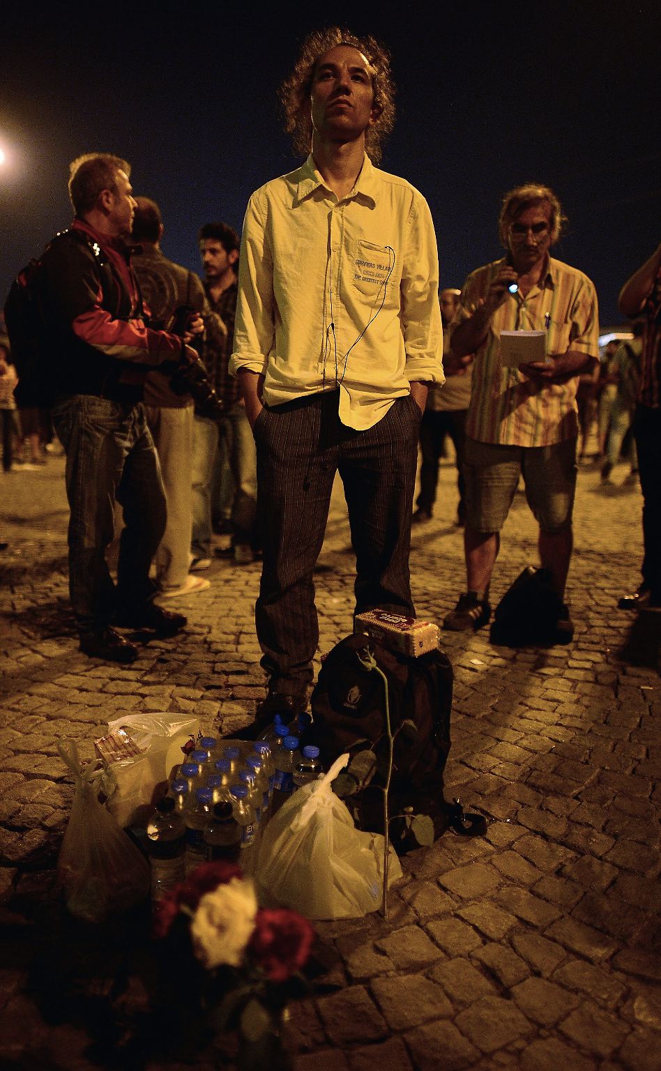 Ein Mann steht auf dem Istanbuler Taksim-Platz.