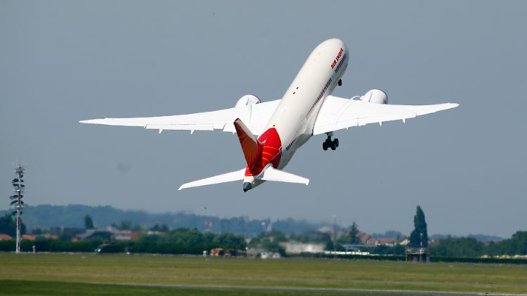 Leichtbauflügel wie Vogelschwingen: In Le Bourget startet eine 787 in der Standardversion und den Farben der Air India zum Vorführflug.
