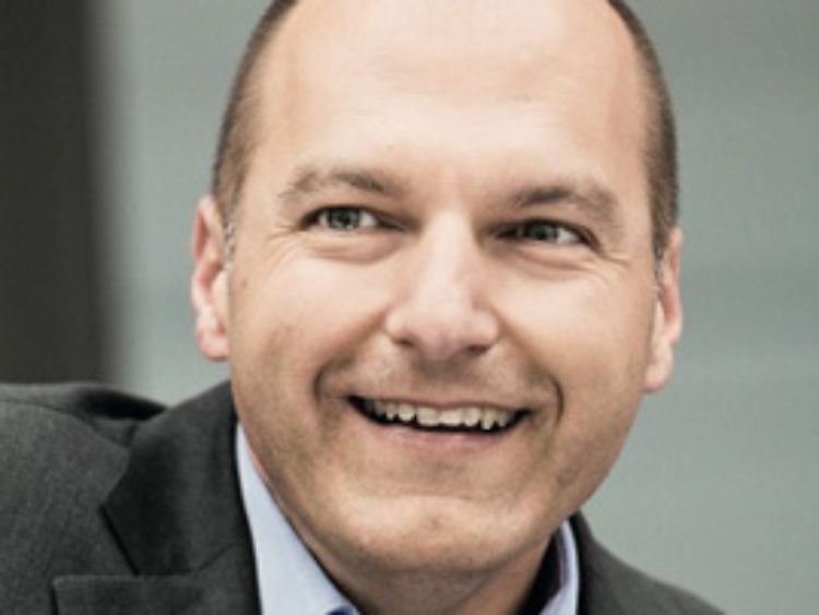 Frank Stauss begleitete die Wahlkampf-Kampagnen für verschiedene SPD-Politiker. Als Student arbeitete er 1992 im "National Speakers Bureau" der Kampagne für Bill Clinton und Al Gore.