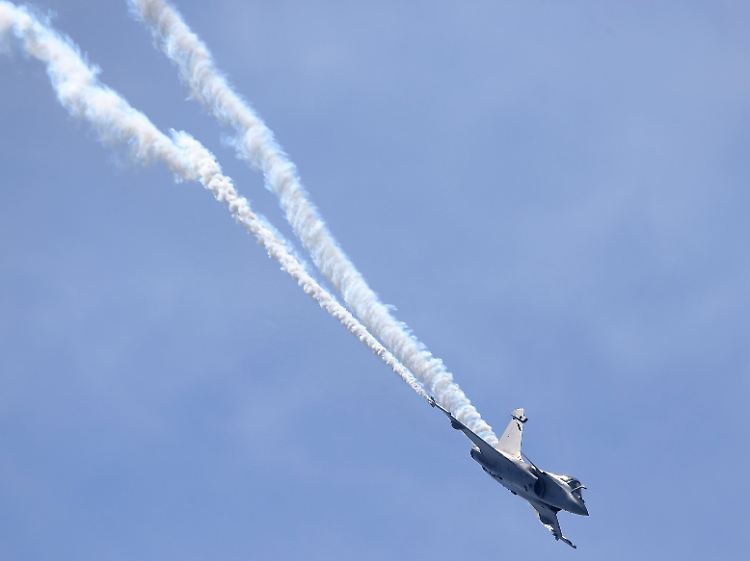 Schnell, wendig und in Südkorea offenbar nicht auf der Liste: Am Himmel über Pars zieht diese Dassault Rafale umsonst ihre Runden.