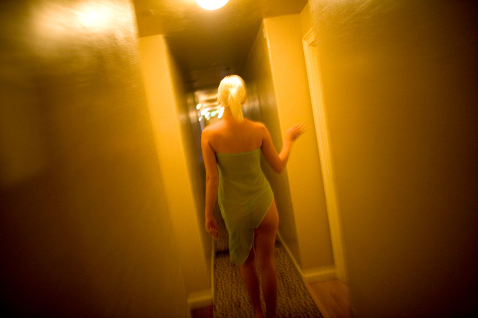 Prostitution - kaum ein Thema scheint so undurchsichtig und komplex. Sexarbeiter werden gesellschaftlich stigmatisiert, moralisch verachtet und oftmals pauschal kriminalisiert. Dabei ist Prostitution in Deutschland seit einigen Jahren nicht mehr strafbar.