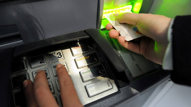An Geldautomaten in verschiedenen Städten heben die Täter mit gestohlenen EC-Karten Geld ab. 