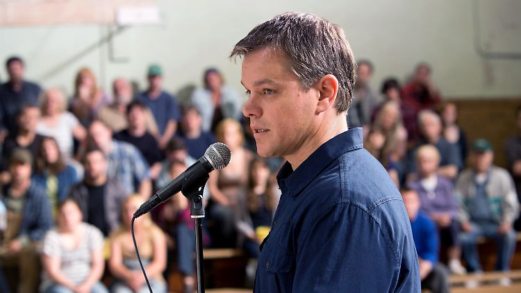 Im Film muss sich der Vertreter des Energiekonzerns (Matt Damon) kritische Fragen anhören.
