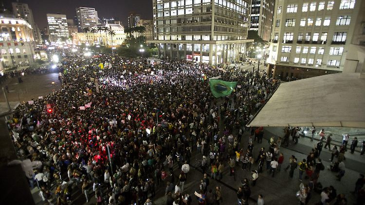 Demonstranten versammeln sich vor dem Rathaus von São Paulo.