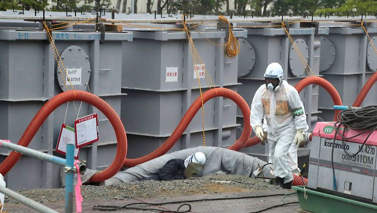 Arbeiter des Akw-Betreibers Tepco versuchen auch mehr als zwei Jahre nach dem Unglück Schwachstellen in den Wassertanks von Fukushima zu stopfen.