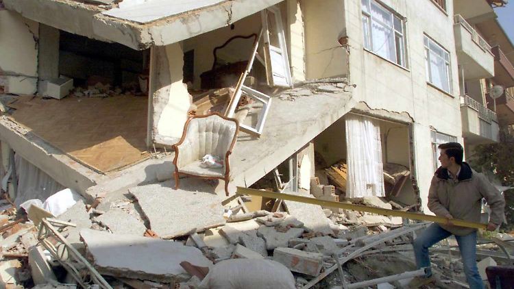 Forscher rechnen für die Region um Istanbul mit einem Beben der Stärke 7 oder darüber hinaus. Damit wäre es mindestens so stark wie das letzte große Beben bei Istanbul im Jahr 1999. Damals starben rund 20.000 Menschen.