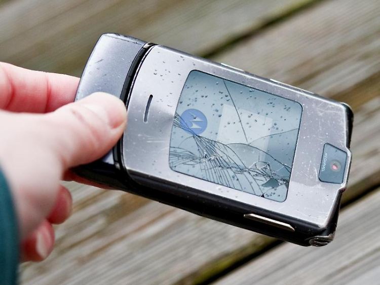 Das Handy absichtlich ins Wasser fallen lassen, ist ein Versicherungsbetrug. Versicher haben bemerkt, dass es zum Marktstart neuer Smartphones mehr Schadensmeldungen bei Handys gibt.