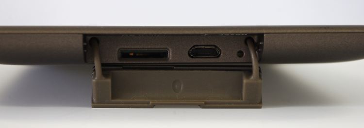 Die Klappe, die Micro-USB-Stecker und microSD-Karteneinschub abdeckt, ist zwar etwas fummelig, erfüllt aber ihren Zweck.