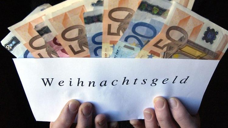 Der Chef muss Weihnachtsgeld zahlen, wenn es im Arbeitsvertrag detailliert festgelegt ist.