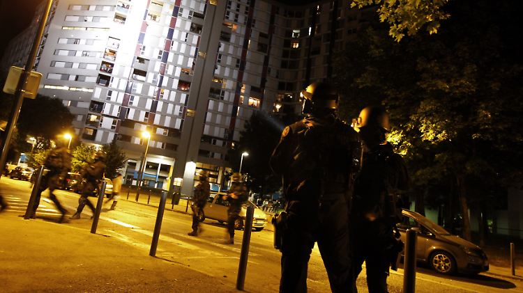 Polizisten durchkämmen den Stadtteil Villeneuve.