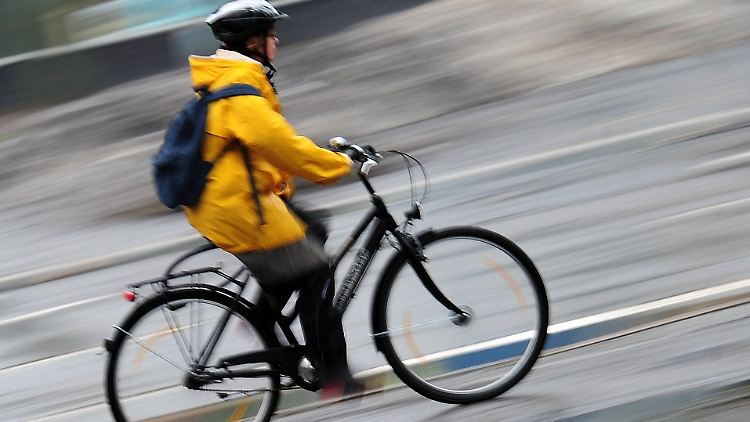 Radfahren sei gefährlich und Radler müssten sich deshalb schützen, findet das Oberlandesgericht.