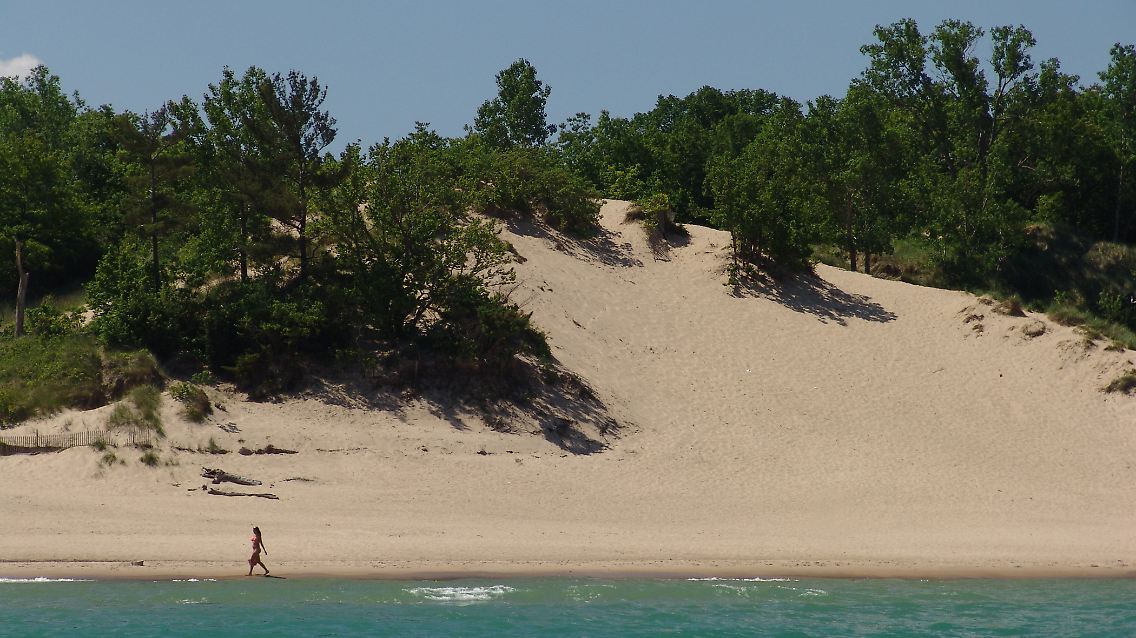 Hinter den Dünen direkt am Lake Michigan verbirgt sich in den Indiana Dunes eine insgesamt 6000 Hektar große Landschaft aus bewaldeten Sandhügeln.