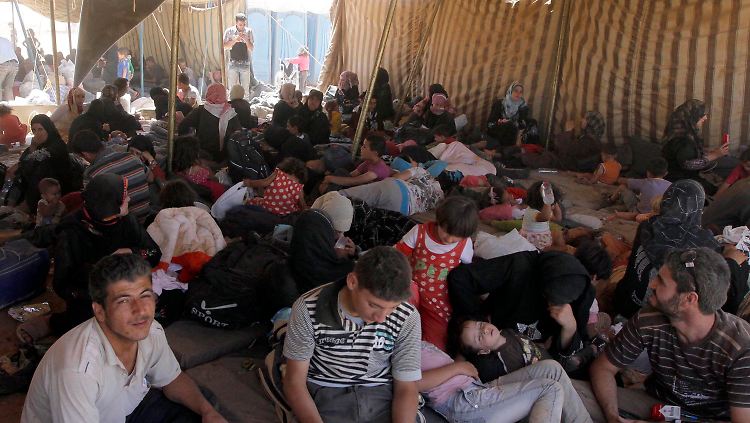Syrische Flüchtlinge erreichen ein Lager in Jordanien.