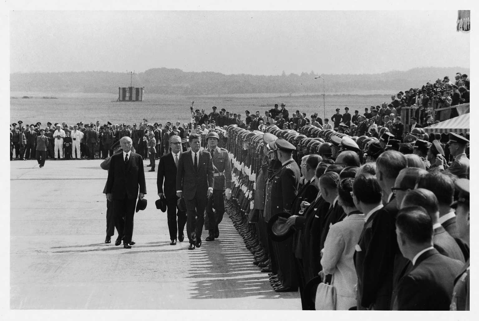 Der Besuch von US-Präsident John F. Kennedy im Juni 1963 in Deutschland ist ein diplomatischer Balanceakt: Sowohl der greise Bundeskanzler Konrad Adenauer als auch Berlins Regierender Bürgermeister Willy Brandt wollen den Besuch für ihre Zwecke nutzen.