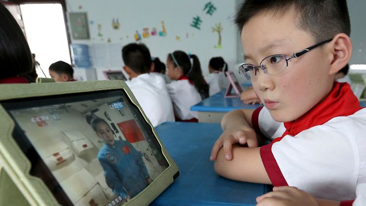 Sehr aufmerksam: Ein chinesischer Schüler verfolgt die Live-Übertragung der Unterrichtsstunde aus dem All.