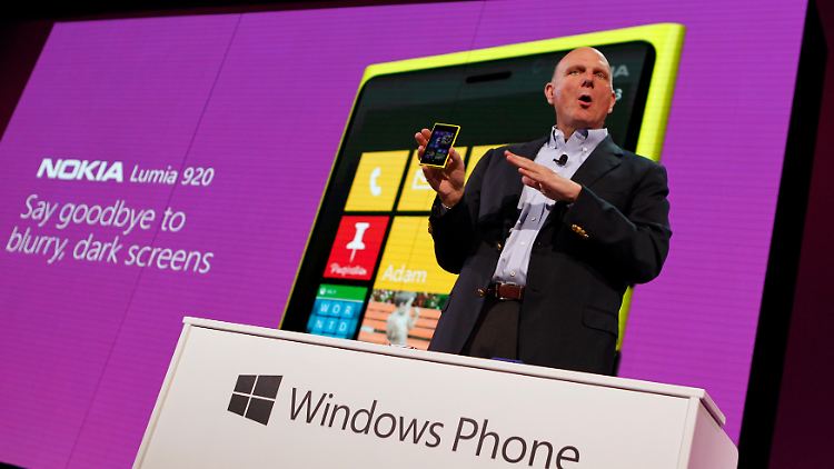 Microsoft-CEO Steve Ballmer präsentiert ein Nokia Lumia.