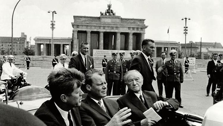 Die DDR hatte das Brandenburger Tor mit roten Fahnen verhängt, als Kennedy kam.