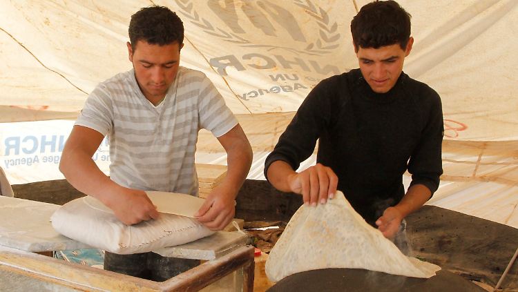 "Weizen hat doch nichts mit der Regierung zu tun". Zwei syrische Flüchtlinge in Jordanien beim Backen von traditionellem Brot.