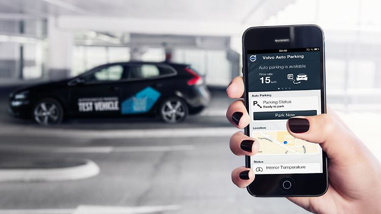 Parkplatzsuche der Zukunft: Nach der Anweisung per Smartphone sucht sich das Auto selbstständig einen Stellplatz.