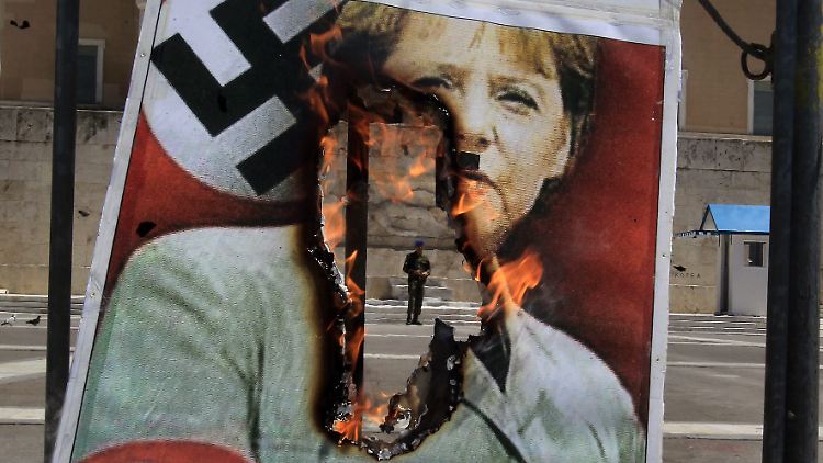 Bundeskanzlerin Merkel und Vergleiche mit Nazi-Deutschland: Südeuropa steckt in der Wirtschaftskrise und die angeblich Schuldigen sitzen in Berlin. Oder doch in Wolfsburg und München?