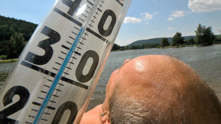 Besser als auf dem Bolzplatz ist der Platz am Badesee.