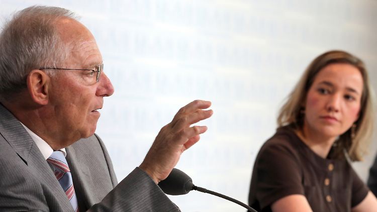 Finanzminister Schäuble und Familienministerin Schröder rechnen durch ihre Familiensplitting-Pläne mit 250 Euro mehr für die Durchschnittsfamilie.