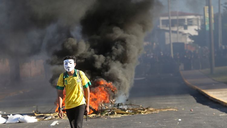 In Fortaleza kam es zu Protesten am Rande des Spiels Brasilien gegen Mexiko.
