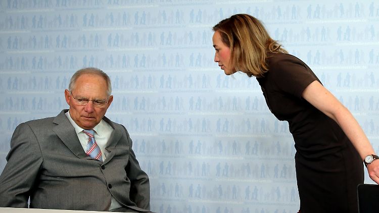 Familienministerin Schröder und Finanzminister Schäuble beantworten die Fragen der Journalisten.
