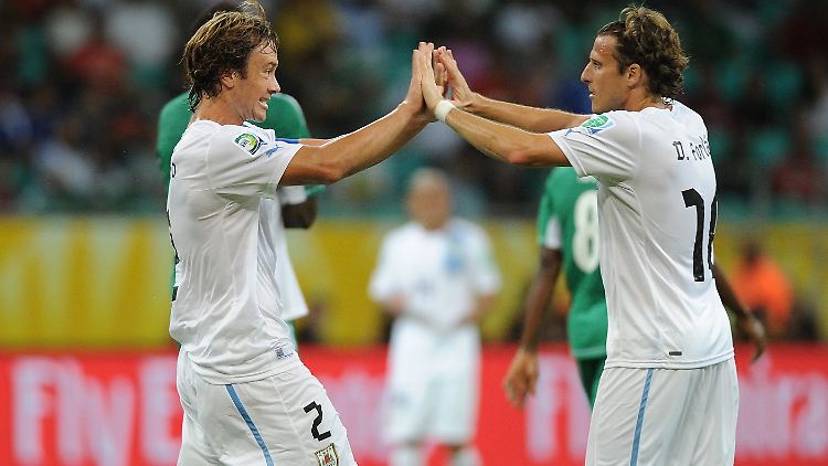 33. Treffer im 100. Länderspiel: Auf Diego Forlan (r.) ist Verlass.