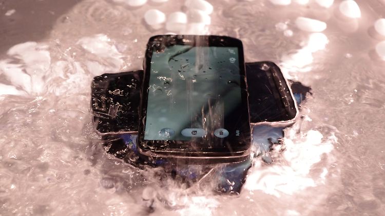 Das Samsung Galaxy S4 Active geht unter Wasser.