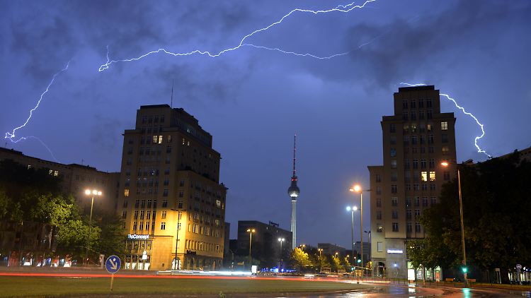 Die schöne Seite des Unwetters: Blitze erleuchten den Nachthimmel in Berlin am Strausberger Platz, im Hintergrund der Fernsehturm am Alexanderplatz.
