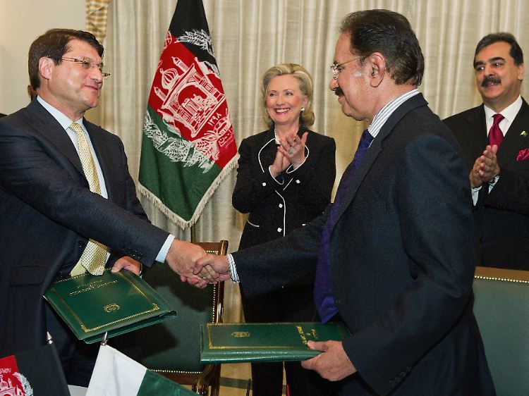 Der afghanische Handelsminister Anwar-ul-Haq Ahady, links, mit seinem pakistanischen Amtskollegen nach der Unterzeichnung des Abkommens.