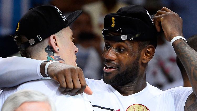 LeBron James (r.) und Chris Anderson feiern den Triumph.
