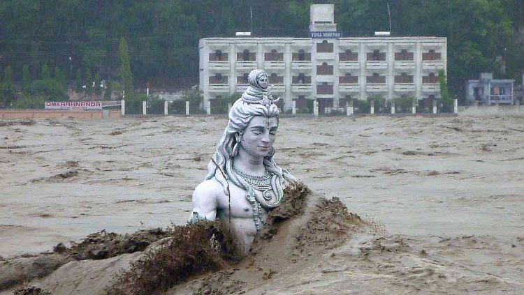 Überflutete Shiva-Statue im Ganges bei Rishikesh: Nach sintflutartigen Monsunregen im  Norden Indiens befürchten die Behörden derzeit mehr als eintausend Todesopfer.