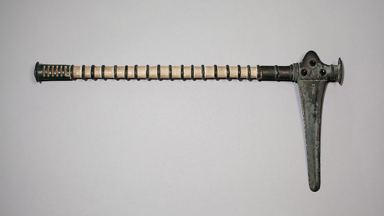 Ein Stabdolch aus dem zweiten Jahrtausend v.Chr., gefunden in Berlin-Schmöckwitz. Seit 1945 lagert der Dolch im Moskauer Puschkin-Museum, bis 1945 befand er sich im Museum für Vor- und Frühgeschichte in Berlin.