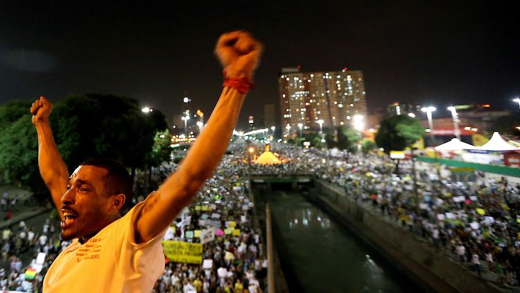 Einer von 300.000 Demonstranten in Rio de Janeiro.