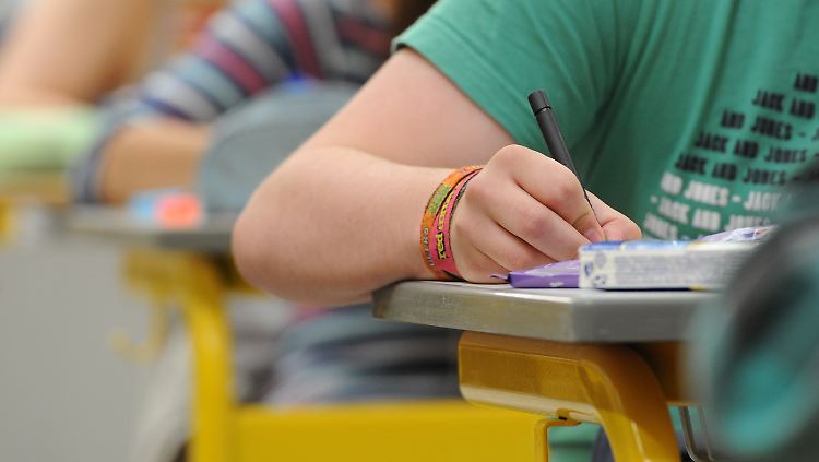 Bremen oder Bayern, Saarland oder Sachsen? Das Abitur ist in Deutschland bislang recht unterschiedlich - wie Lehrpläne und Schulen auch.