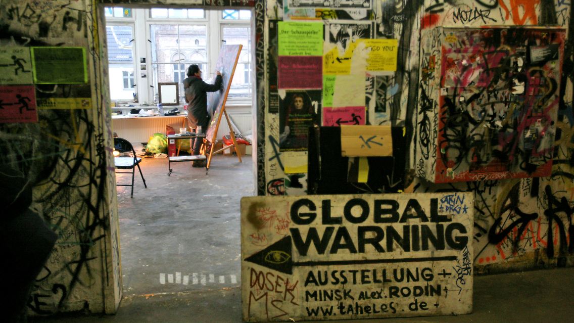 Bald ausgemalt: Eine Künstlerin arbeitet im Kunsthaus Tacheles an einem Projekt.