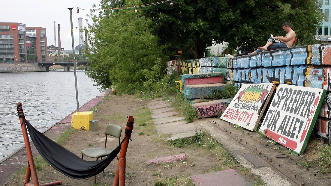 "Spreeufer für alle!": Spree-Anlieger wehren sich gegen die unter dem Namen "Mediaspree" bekannt gewordenen Pläne, auf dem Gebiet in Friedrichshain-Kreuzberg zwischen Elsen- und Jannowitzbrücke weitere Büro-, Wohn- und Veranstaltungsgebäude zu errichten. (Archivbild von 2008)