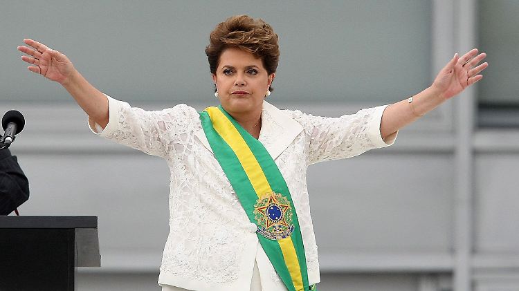 Als fünfmaliger Weltmeister müsse auch Brasilien seine Gäste bei dem Fußballturnier freundlich empfangen, fordert Präsidentin Rousseff. 