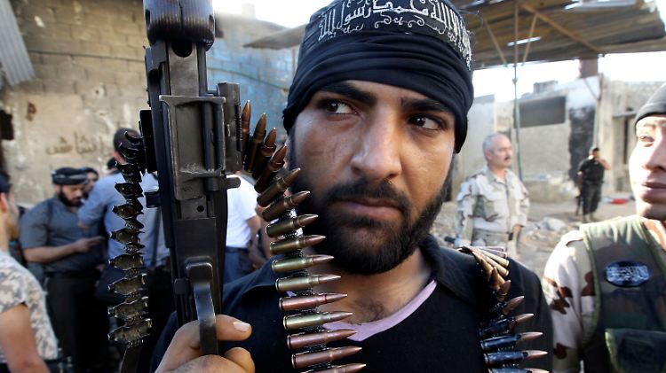 Ein syrischer Rebell posiert vor der Kamera.