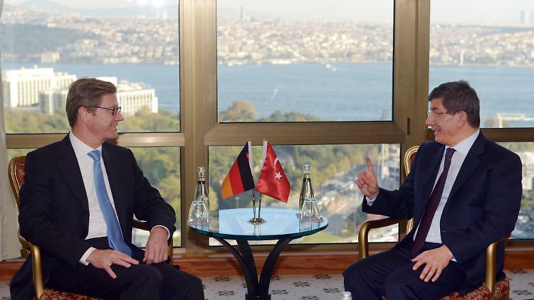 Westerwelle und der türkische Außenminister Davutoglu bei einem Treffen 2012. 